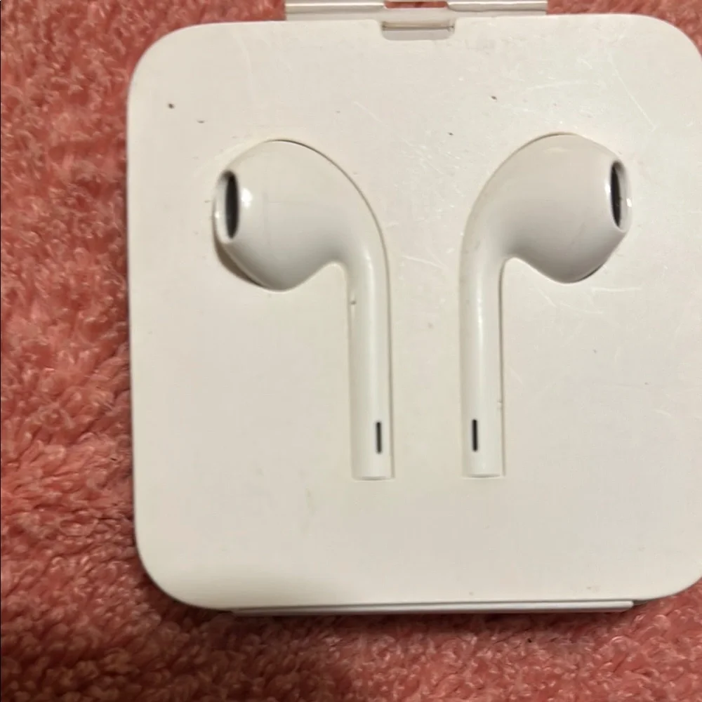 White Wired Earbuds
